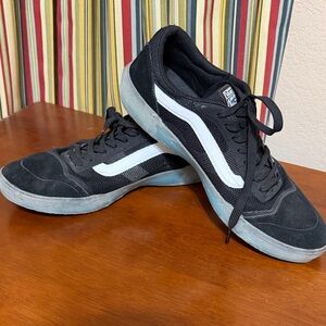 Rare Men’s Vans Men's A.V.E. Size 8 Classic Black and White Skateboarding Show